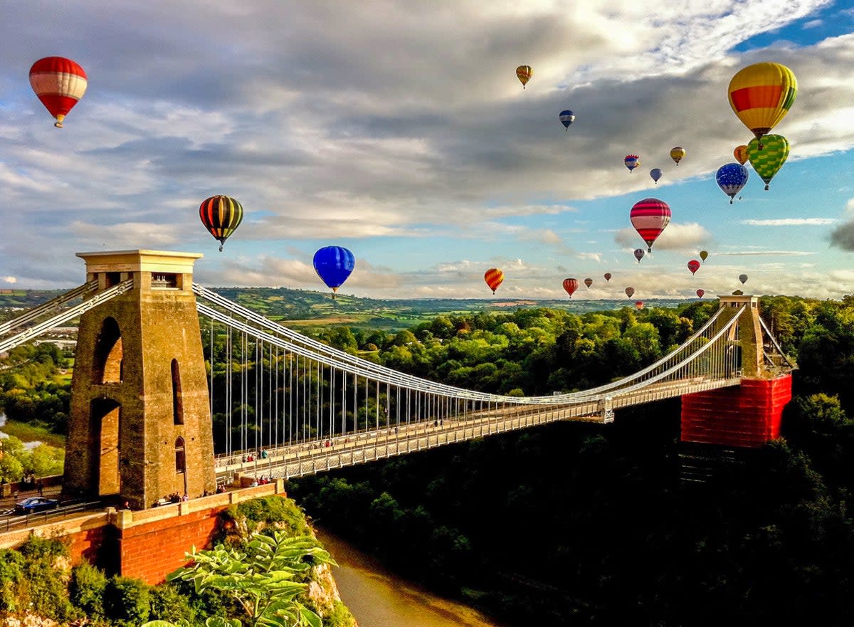 Hot air balloons over Clifton Suspension Bridge, Bristol (Getty Images/iStockphoto)