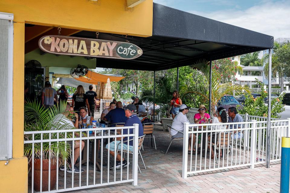 Patrons casually enjoy lunch at the Kona Bay Cafe in Lantana.