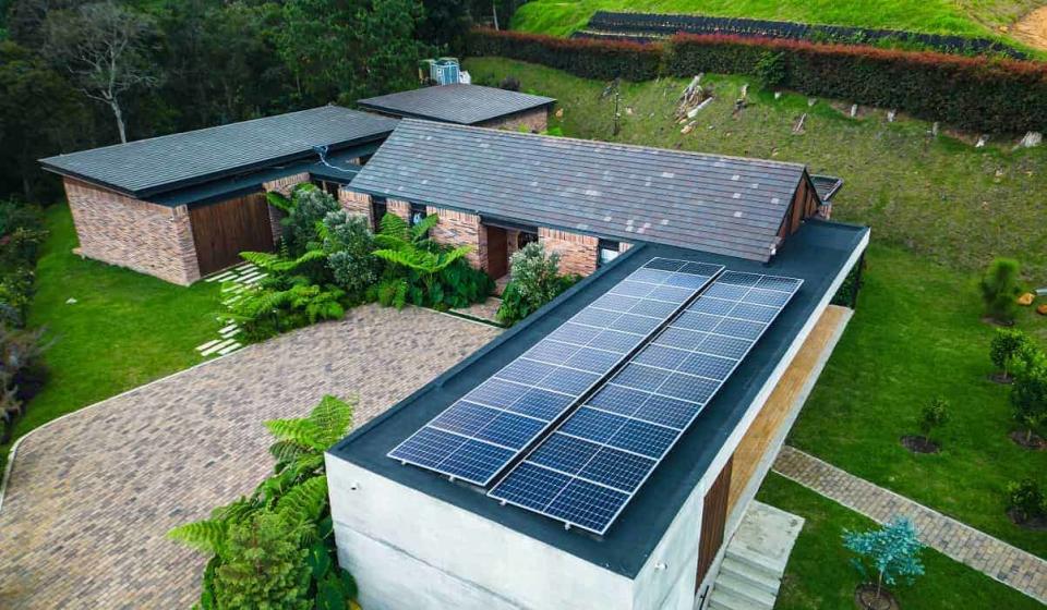 Paneles solares en el techo de una vivienda. Foto: Ziklo Solar