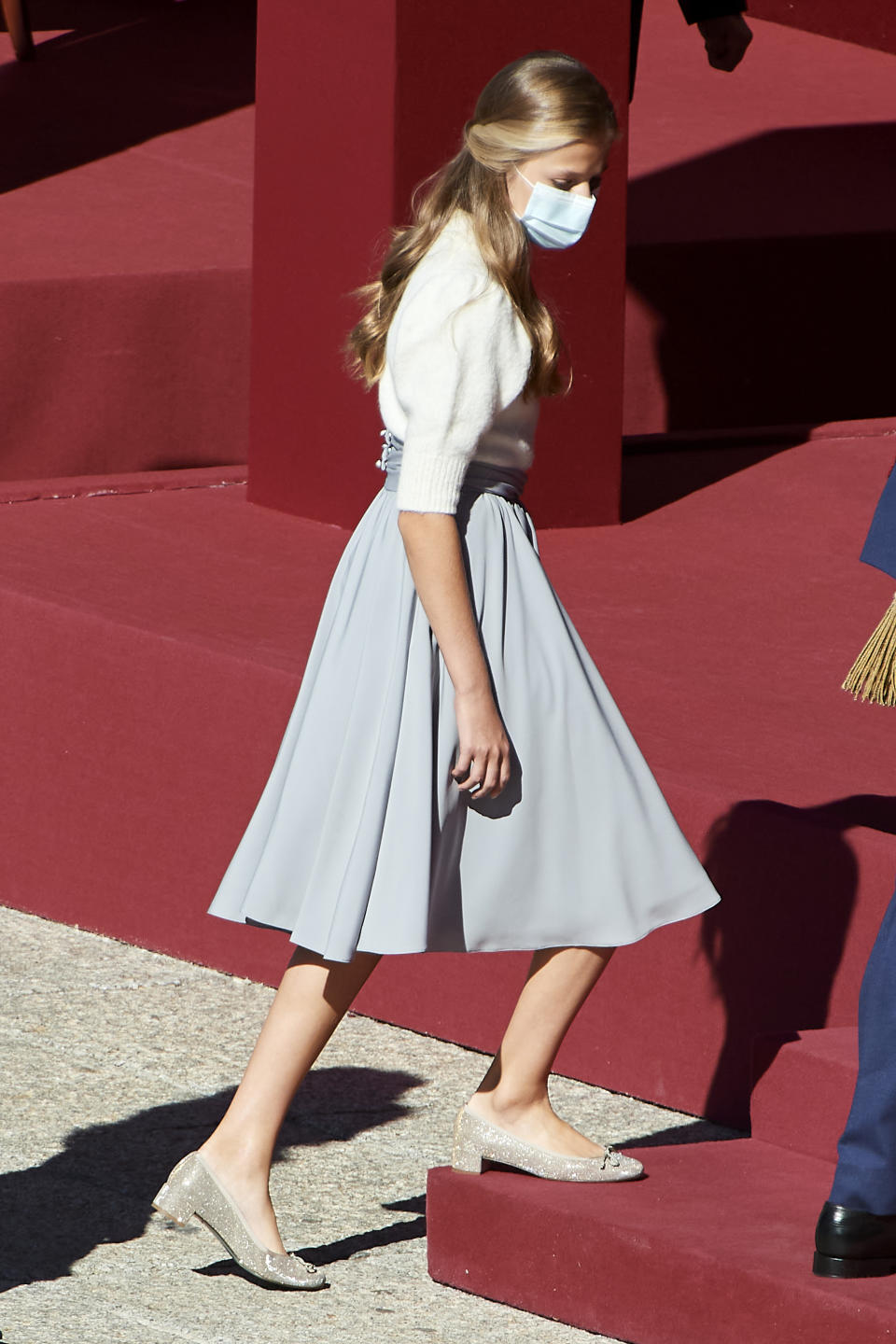 Un detalle que no ha pasado desapercibido es el calzado de Leonor, que llevó tacones por primera vez. La futura reina dejó claro que ya no es una niña con estos zapatos de Mascaró. (Foto: Carlos Alvarez / Getty Images)