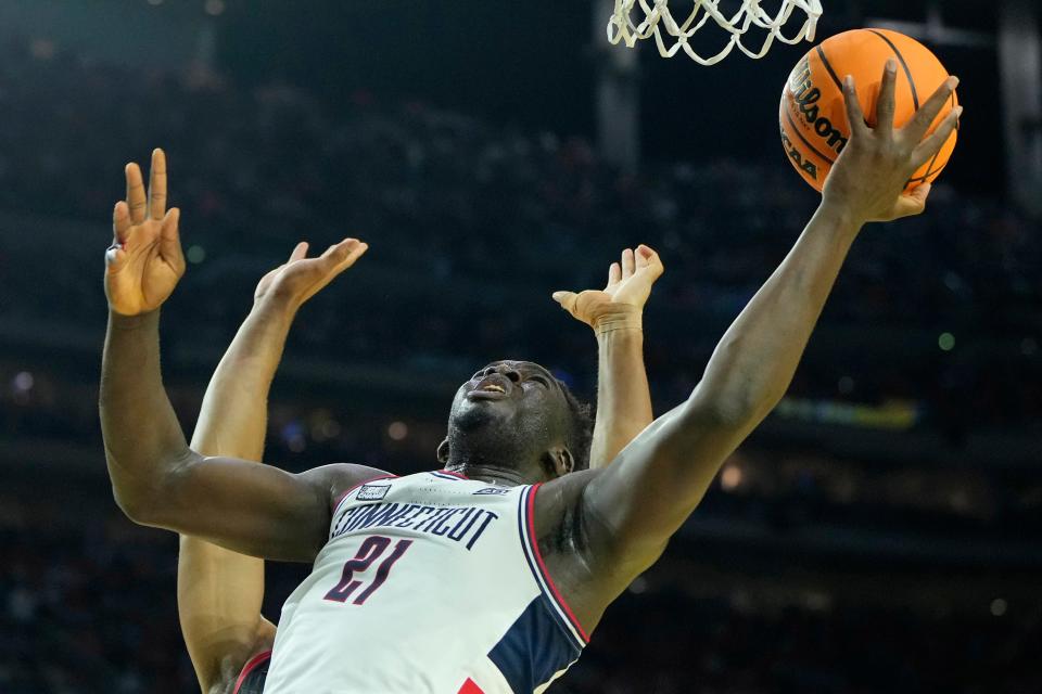 Connecticut's Adama Sanogo (21) shoots the ball against San Diego State.