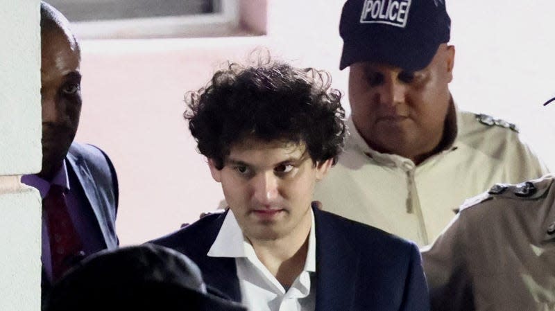 Sam Bankman-Fried es escoltado fuera del edificio del Tribunal de Primera Instancia después de su arresto en las Bahamas