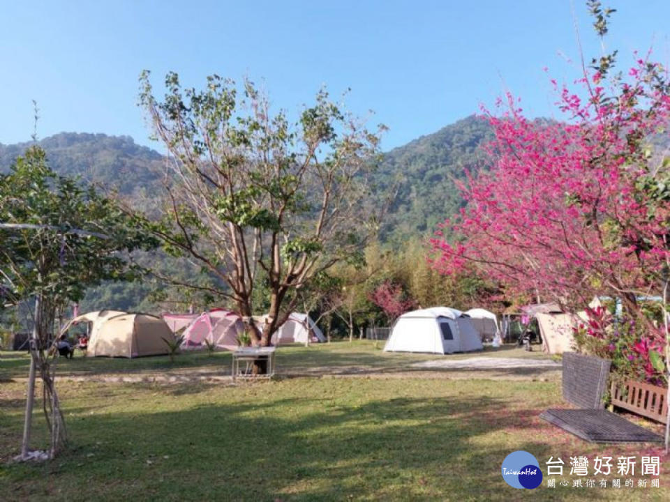 桃市府觀旅局積極輔導露營場合法化，免費協助業者製作申請書共同拚觀光。<br /><br />
