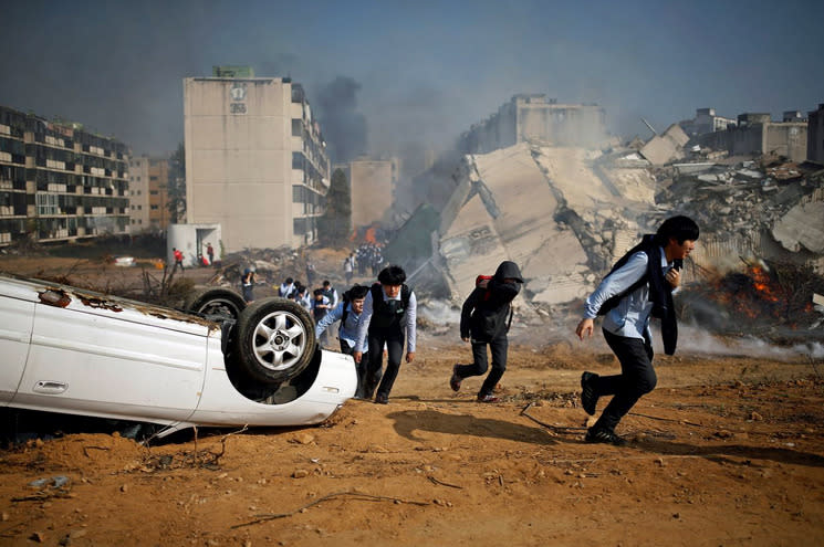 Studenten nehmen an einer Erdbebensimulation in der südkoreanischen Hauptstadt Seoul teil. (Bild: Kim Hong-Ji/Reuters)