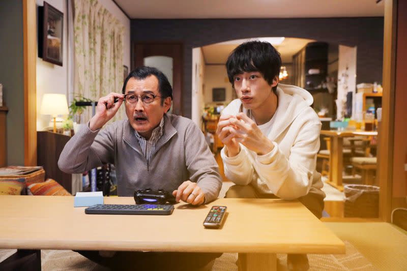 ▲坂口健太郎（右）跟吉田鋼太郎飾演父子，片中一起打電動。（圖／天馬行空）