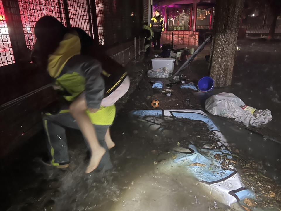 竹縣新豐竹北地區多處淹水，警消赴民宅救人脫困。（圖：消防局提供）