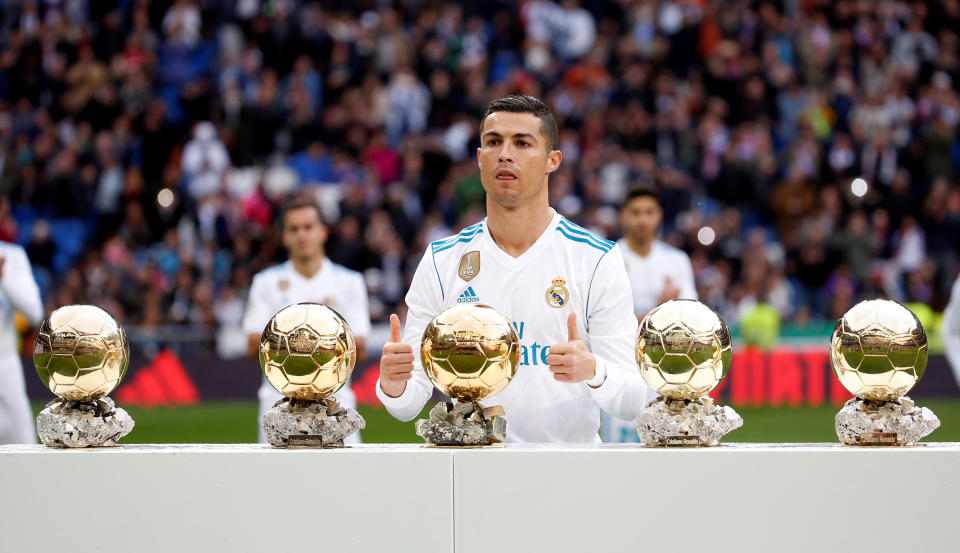 Cristiano Ronaldo a posé avec ses 5 Ballons d’Or avant le coup d’envoi… REUTERS/Javier Barbancho