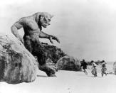 Ein kämpfendes Skelett, ein riesiger Zyklop, und eine verführerische Schlangenfrau: Dank der revolutionären Spezialeffekte von Ray Harryhausen zählt der Abenteuerfilm "Sindbads siebente Reise" (1958) zu den Meilensteinen der Kinogeschichte. Kerwin Mathews spielte Sindbad, den Helden aus Tausendundeiner Nacht, der seine Geliebte, die Prinzessin Parisa, aus den Händen eines Magiers retten muss. (Bild: Columbia Pictures/Getty Images)