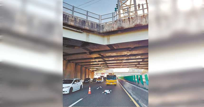 國道1號高速公路北上94K、新竹市公道五路橋下路段，29日下午2時30分突然有名男子自10公尺高的公道五路橋上墜落下方國道。（圖／民眾提供）