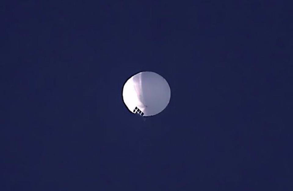一個高空氣球漂浮在蒙大拿州上空，美國軍方認為是中國的間諜氣球。(圖／美聯社)