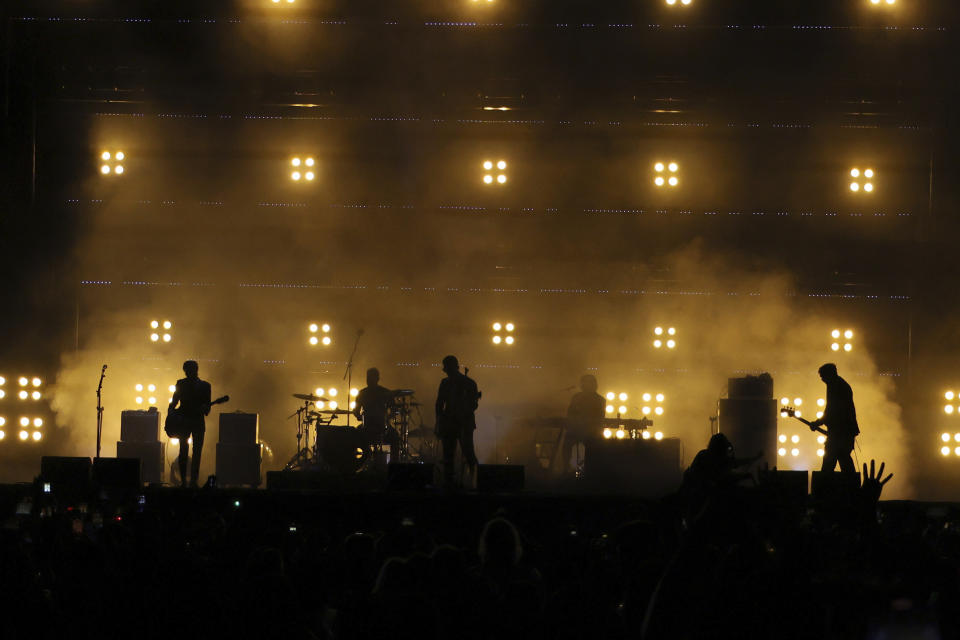 La banda estadounidense Interpol se presenta en un concierto gratuito en el Zócalo de la Ciudad de México el sábado 20 de abril de 2024. (Foto AP/Ginnette Riquelme)