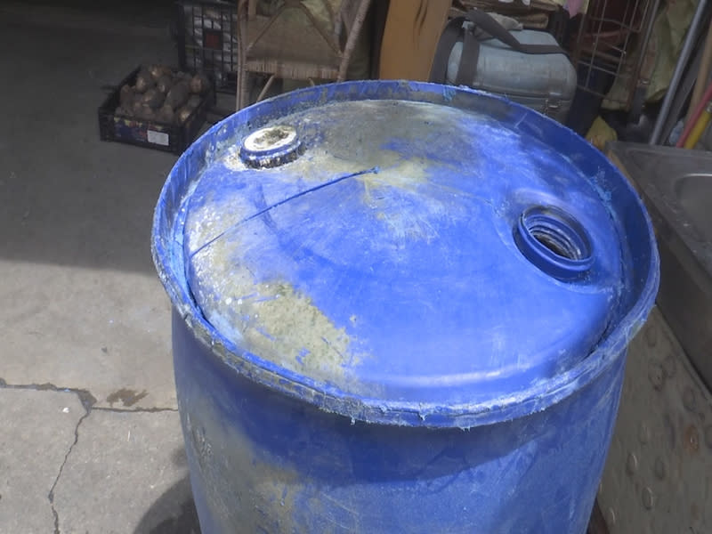 切割塑膠桶引氣爆　疑桶子內外壓力差導致 (圖).