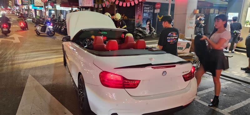 BMW 4系列敞蓬車起火。（圖／翻攝畫面）