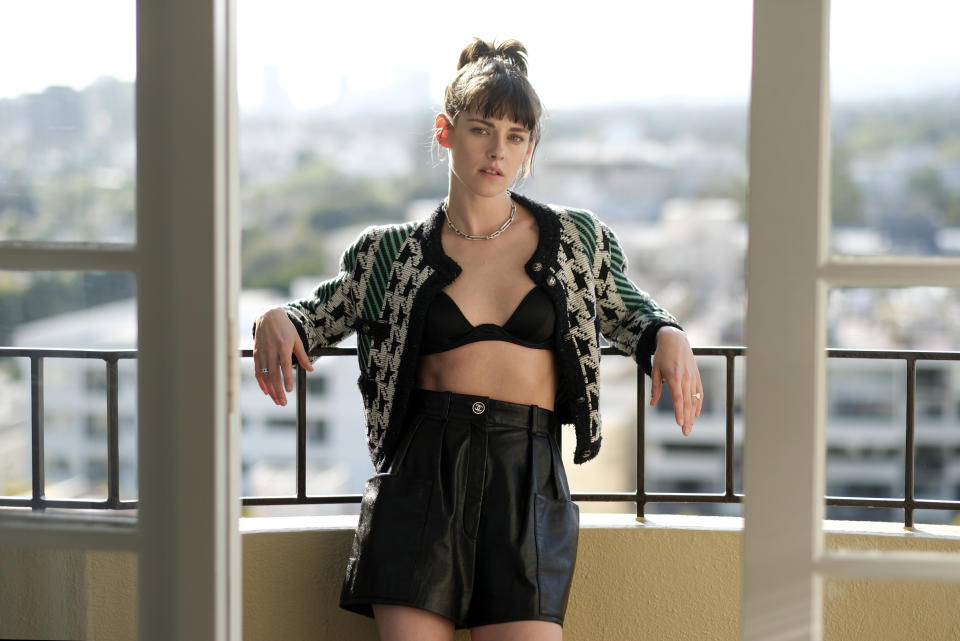 Kristen Stewart del elenco de la película "Love Lies Bleeding" posa en el Hotel Four Seasons el lunes 4 de marzo de 2024, en Los Ángeles. (Foto AP/Chris Pizzello)