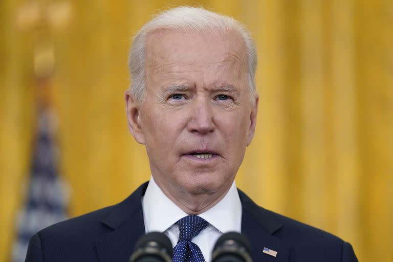 El presidente estadounidense Joe Biden da un mensaje sobre la economía del país, el 10 de mayo de 2021 en el Salon Este de la Casa Blanca, en Washington. (AP Foto/Evan Vucci)