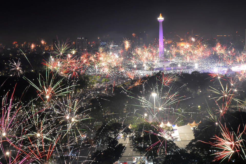 Fireworks explode around the National Monument during New Year's celebrations in Jakarta, Indonesia on January 1, 2018. (Photo: Antara Foto Agency / Reuters)