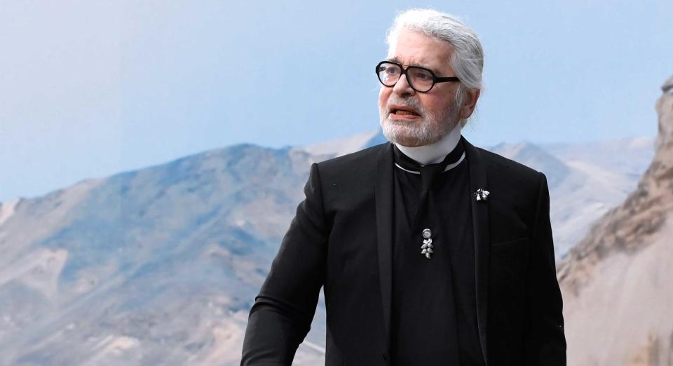 So sah man ihn noch nie! Am Dienstagmorgen trat Modekönig Karl Lagerfeld ohne Sonnenbrille bei der Chanel-Show in Paris auf. (Bild: Getty Images)