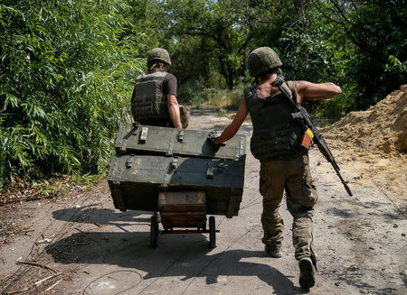 Ukrainian servicemen are seen at their positions on the front line near Avdeyevka, Ukraine, August 10, 2016. REUTERS/Gleb Garanich