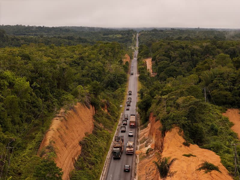 FOTO DE ARCHIVO. El ejército de Brasil traslada vehículos blindados de Manaos a Boa Vista para reforzar la frontera con Venezuela y Guyana debido a las tensiones por los reclamos venezolanos sobre la región de Esequibo, en Manaos, Brasil