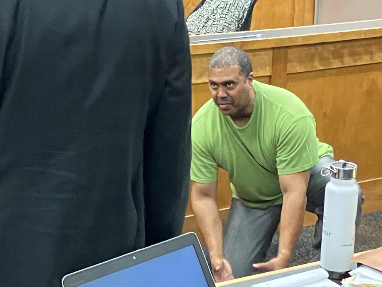 Former Richland County sheriff's Lt. Jamaal O'Dell demonstrates what was happening in a struggle with inmate Alexander Rios during the retrial of Mark Cooper on Friday afternoon.