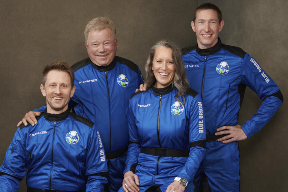 En esta imagen difundida por Blue Origin en octubre de 2021, de izquierda a derecha, Chris Boshuizen, William Shatner, Audrey Powers y Glen de Vries. Su lanzamiento programado para el miércoles 13 de octubre de 2021 será el segundo vuelo tripulado de Blue Origin, usando la misma cápsula y cohete que Jeff Bezos usó para su propio viaje tres meses atrás. (Blue Origin vía AP)