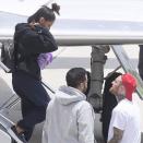 <p>Ariana llegó a su ciudad natal, Boca Raton, Florida, devastada, vestida de negro de pies a cabeza y cargando un unicornio violeta. </p>