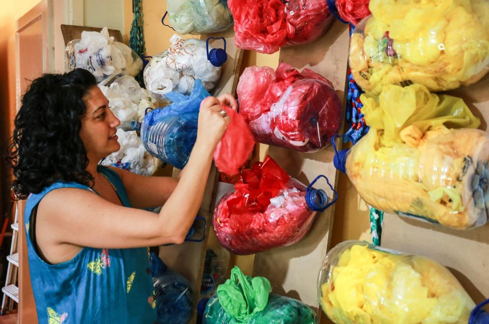 Esta mujer convierte la basura en arte para concienciar sobre los plásticos