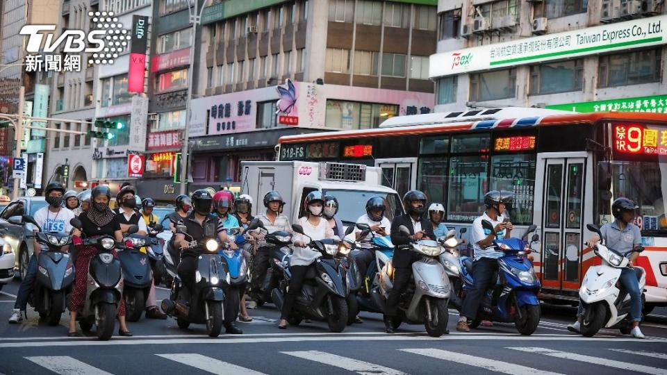 夏季天氣炎熱，機車族應穿防曬外套避免曬傷。（示意圖／Shutterstock達志影像） 