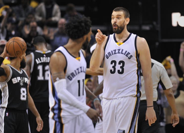 Marc Gasol motions to Mike Conley during Saturday’s thrilling Grizzlies win. (AP)