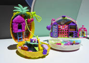 Las muñecas Polly Pocket, famosas porque toda su casa estaba dentro de una concha que se desplegaba, se lanzaron en 1989 y causaron furor en los 90. Todavía se siguen vendiendo, pero, si conservas alguna sin abrir de aquella época, debes saber que puedes venderla por unos 125 euros. (Foto: Diane Bondareff / AP).