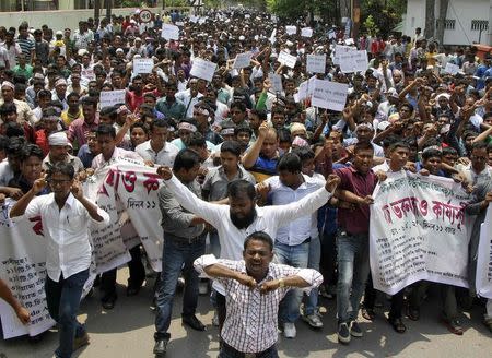 Members of All Assam Minority Students Union (AAMSU) shout slogans during a protest against the recent killing of Muslims by suspected tribal militants, in Guwahati, the main city in Assam, May 6, 2014. REUTERS/Stringer