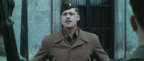 La mission du lieutenant Aldo Raine dans <em>Inglourious Basterds</em> (2009) est simple : tuer un maximum de nazis. Affublé d’une moustache, d’une énorme cicatrice et d’un accent à couper au couteau, Brad Pitt oscille entre sauvagerie et dérision dans ce film de Quentin Tarantino. Curieuse anecdote à propos de ce personnage : Aldo Raine serait l’arrière-grand-père de Floyd, le fainéant de <em>True Romance</em>. (Capture d’écran de la bande-annonce d’<em>Inglourious Basterds</em>)