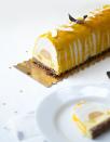 <p> Pour apporter une touche fruitée à sa bûche, on s’inspire de la création vegan d’Alice qui tient le blog Leaf. Avec son glaçage à base de jus de fruit de la Passion et d’agar-agar à faire couler sur une bûche glacée, on est sûre d’obtenir un effet « dripping » (coulant en VF) comme on l’aime. Et pour jouer la note exotique jusqu’au bout, on n’oublie pas d’ajouter des copeaux de noix de coco en finition.<br> <br> <b>La variante</b>. Si on veut changer de goût, on peut aussi opter pour un coulis de fruits rouges ou de framboise, à agrémenter de copeaux de chocolat noir et de mini-meringues.<br> <br>Découvrir <a href="https://leaf-blog.com/buche-de-noel-vegan-passion-coco/" rel="nofollow noopener" target="_blank" data-ylk="slk:la recette;elm:context_link;itc:0;sec:content-canvas" class="link ">la recette</a></p><br>