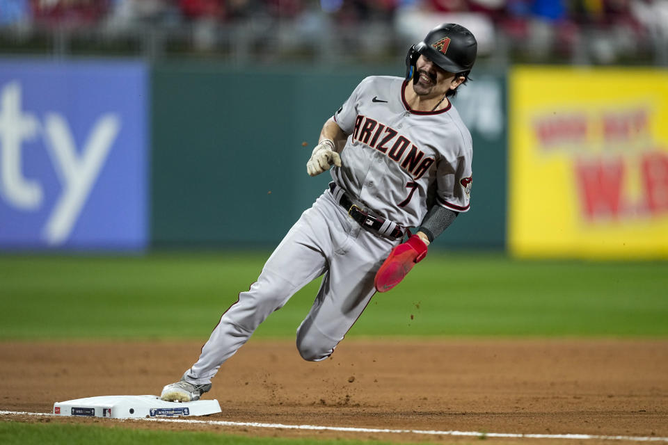 Corbin Carroll, de los Diamondbacks de Arizona, se enfila a anotar con un triple de Ketel Marte en contra de los Filis de Filadelfia durante el Juego 6 de la Serie de Campeonato de la Liga Nacional en Filadelfia, el lunes 23 de octubre de 2023. (AP Foto/Brynn Anderson)