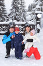<p>Im März 2016 brachten der Herzog und die Herzogin von Cambridge ihre Kinder in die französischen Alpen, um Skifahren zu lernen. Für das Familienporträt trug Prinzessin Charlotte einen Schneeanzug von John Lewis für 39 € und passende pinkfarbene Accessoires [Foto: Getty]. </p>