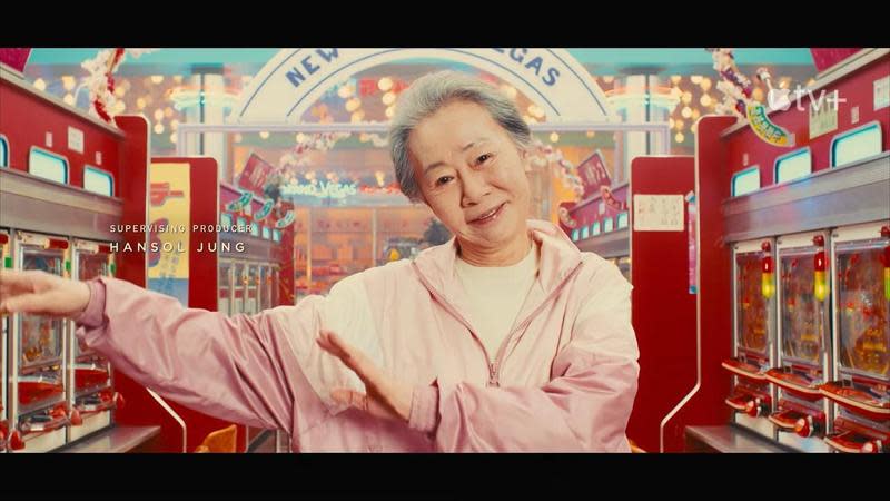 尹汝貞在《柏青哥》中飾演74歲的善慈，服裝團隊參考日本演員樹木希林的時尚風格來替她打造劇中服裝。（翻攝畫面）