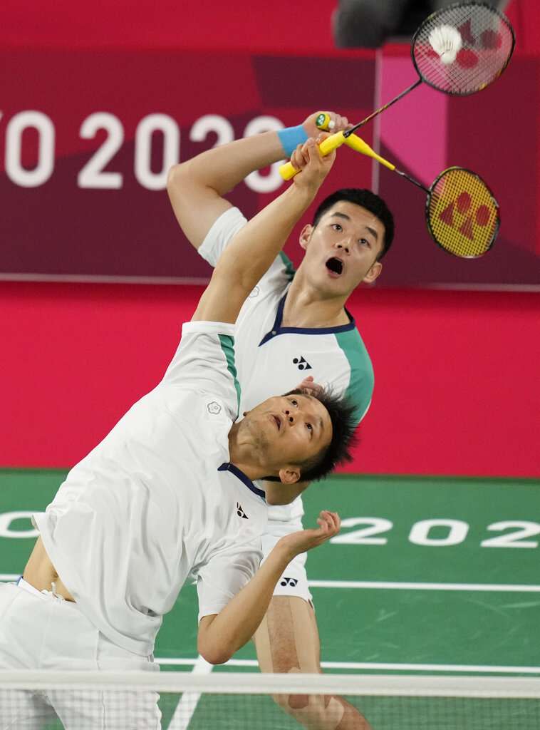 台灣羽球男雙史上最強組合王齊麟（上）與李洋。（美聯社）