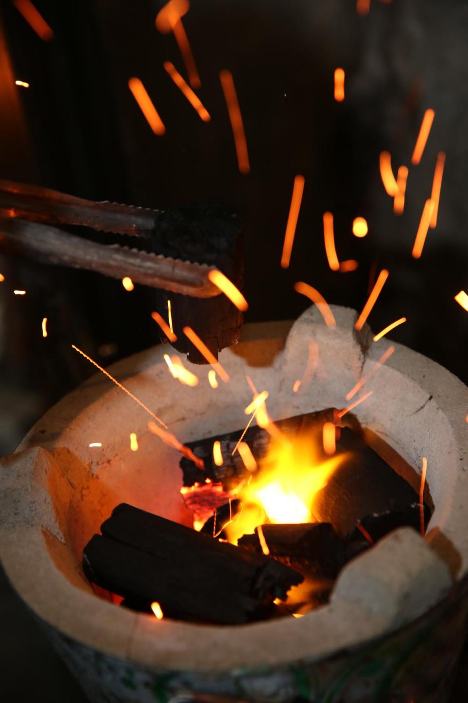 「魯旦、川鍋」的麻辣鍋以炭火來燒，香氣濃郁。