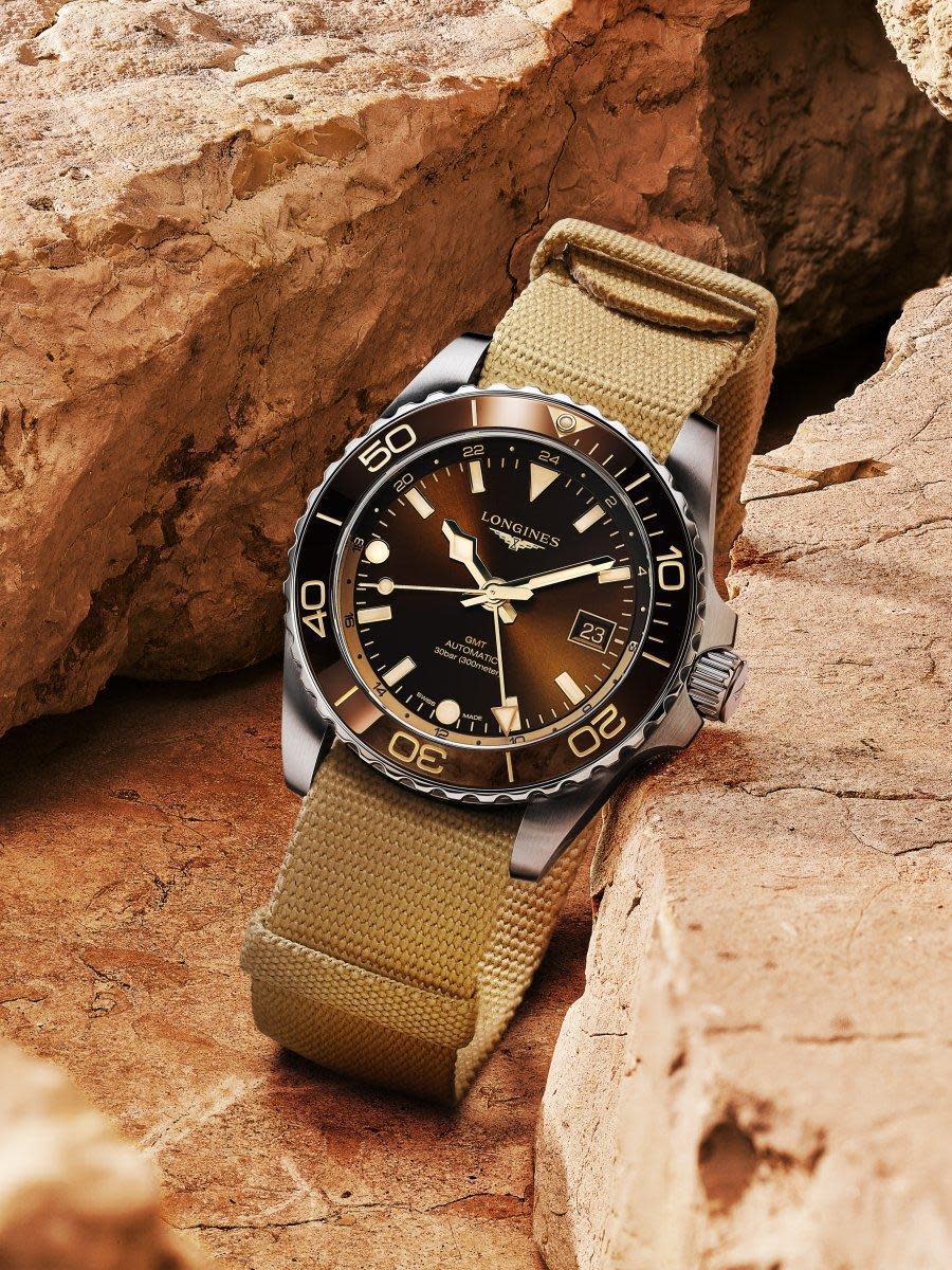 浪琴（LONGINES）把熱銷錶款「浪鬼」HydroConquest深海征服者潛水錶，與「真兩地時間功能」L844.5機芯結合，並同時推出四種顏色版本，是近期鐘錶市場最具賣相的話題作品之一。定價約NT$86,400（NATO纖維帶款）。