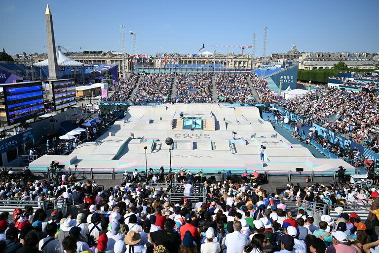 Los aficionados al skate observando al argentino Dell Olio en la final masculina de skateboarding callejero, durante los Juegos Olímpicos de París 2024, en La Concorde