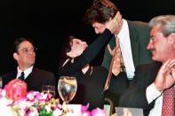 <p>En el evento ShoWest Las Vegas captaron a Anjelica Huston saludando de manera efusiva a Tom. Ese año la estrella lanzó 'La tapadera' (1993) a las órdenes de Sydney Pollack. (Foto Jeff Kravitz / Getty Images)</p> 