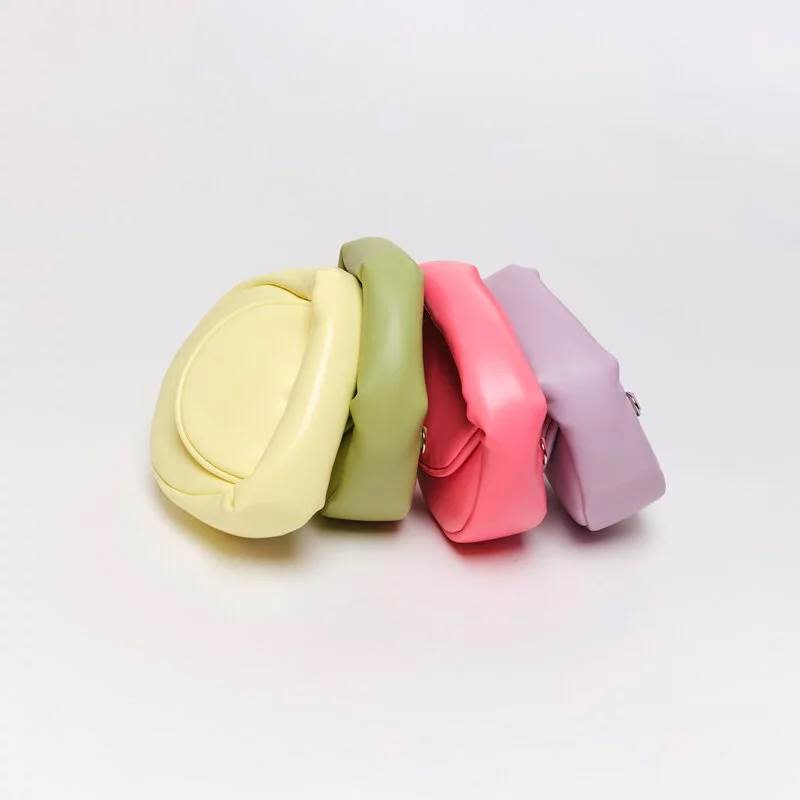 Flap Mug Bag Mini顏色俏皮，NT$3,160圖片來源：Samo Ondoh官網