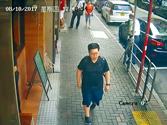 17:43 一名男子在咸美頓街方向的鏡頭遠處出現，由行人路靠近馬路一邊，打斜走入靠近店鋪的一邊，當時已戴上鴨舌帽、太陽眼鏡及口罩，其體型、衣服、運動鞋以至呈內八字的走路姿勢，都與約一分鐘前拍到的林子健合。