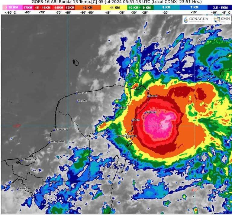 La trayectoria de Beryl hacia México durante la noche