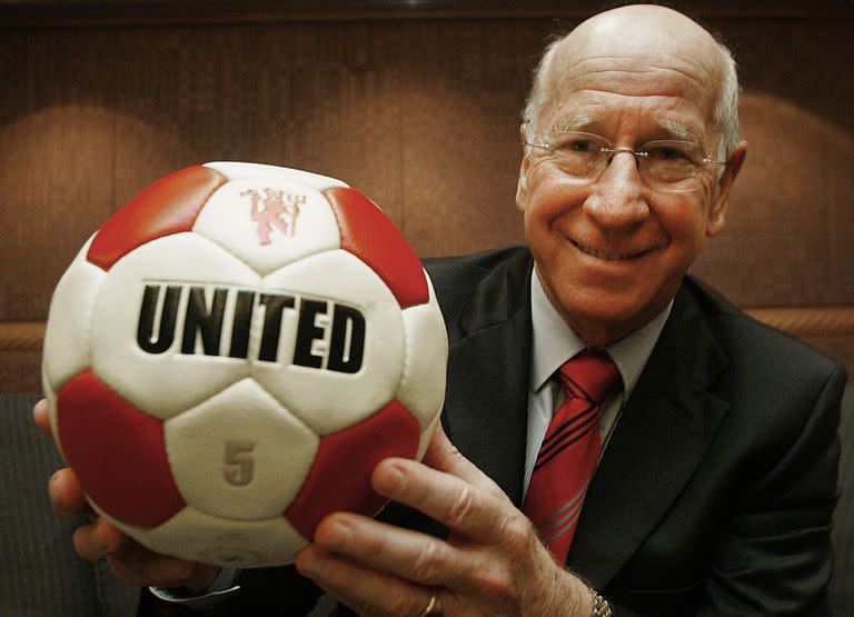 Bobby Charlton sostiene una pelota con la leyenda 