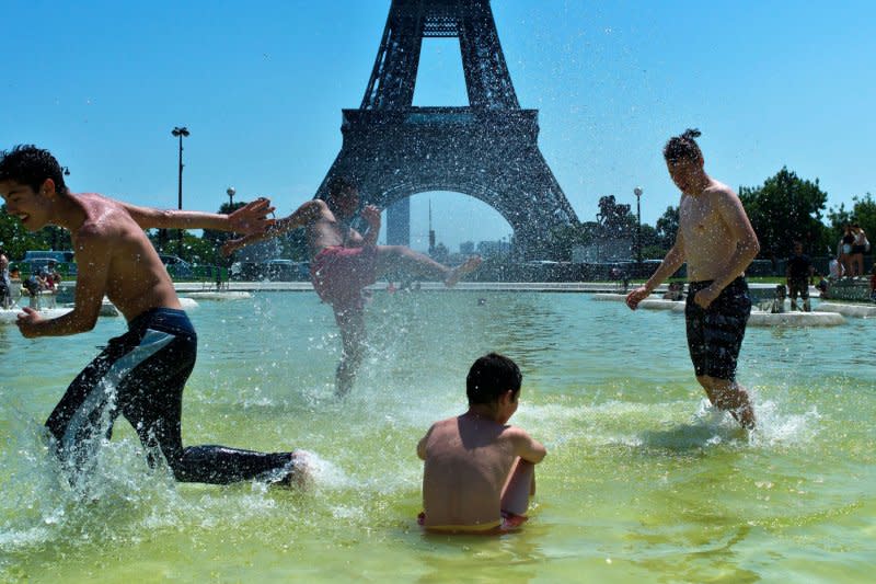 近年歐洲經常被熱浪侵襲，圖為2015年7月，一群男孩在法國巴黎艾菲爾鐵塔前的水池戲水（AP）