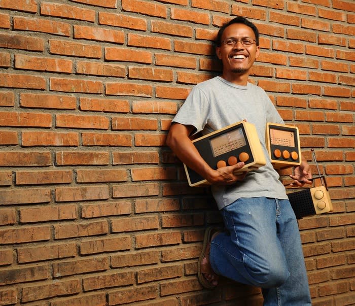 Singgih Susilo Kartono: He created the radio as his final project while studying at the Bandung Institute of Technology in 1995. The casing is 80 percent made from good quality wood. (