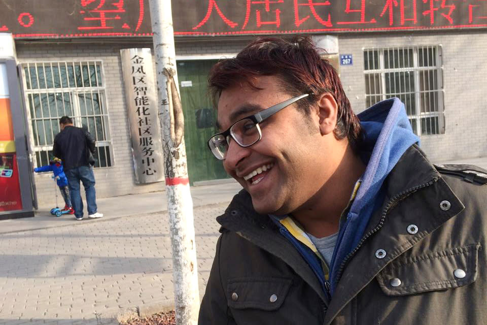 Joginder Chaudhary fotografiado luego de completar un curso en la Facultad de Medicina de Yinchuan, China, el 23 de diciembre del 2014. (Cortesía de Aravind Kumar vía AP)