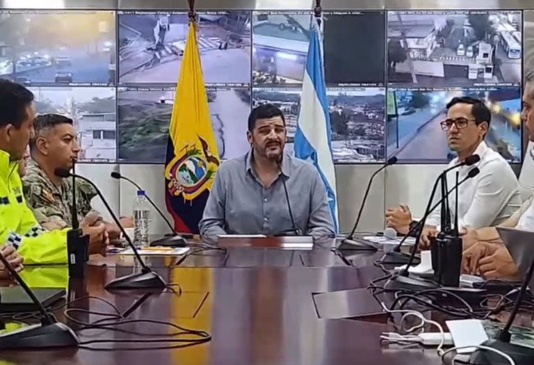 Rueda de prensa del alcalde de Guayaquil, Aquiles Álvarez