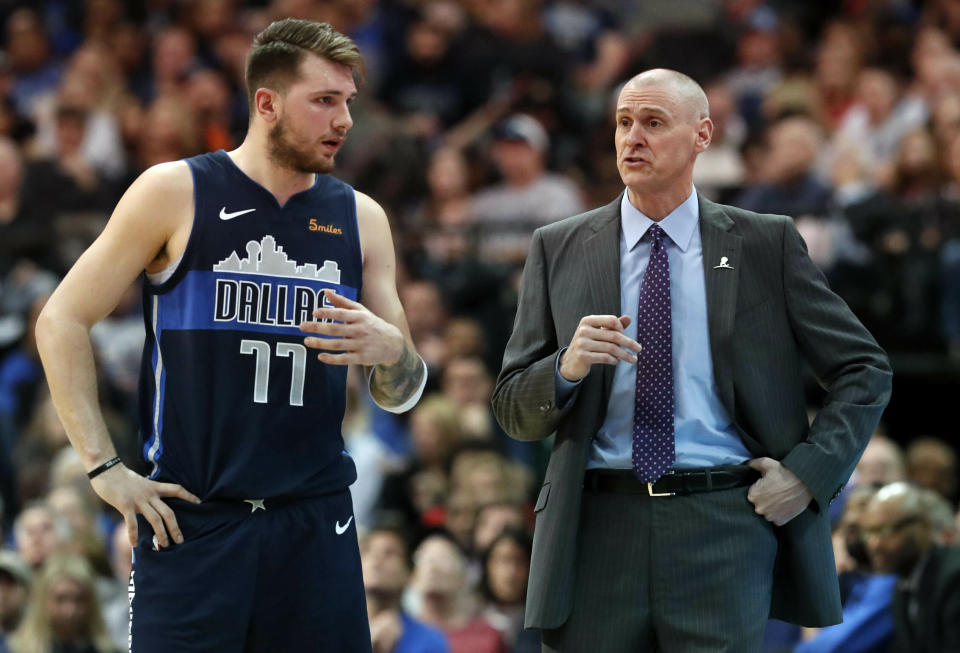 Luka Doncic（圖左）與總教練Rick Carlisle。(AP Photo/LM Otero)